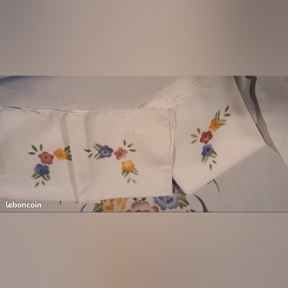 Round Floral tablecloth - Picture 7 of 7